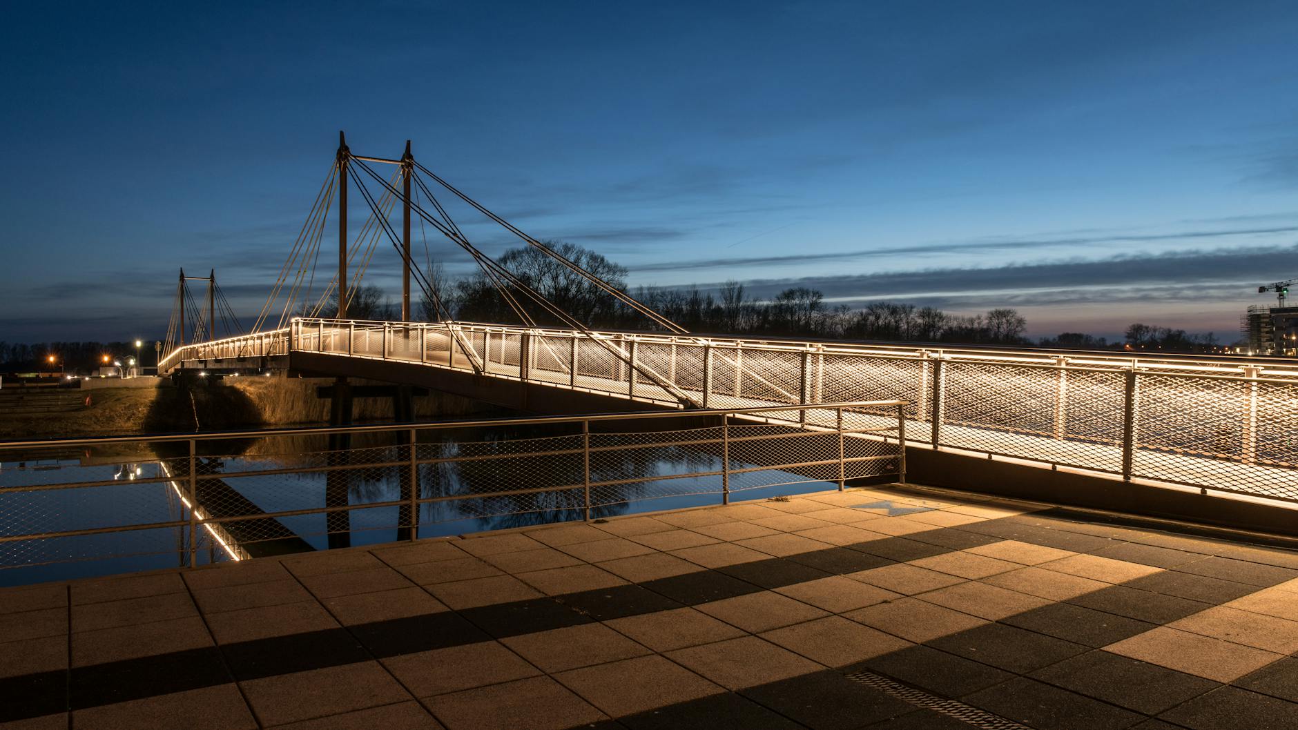 Wizualizacja planowanej nadmorskiej kładki spacerowej w Świnoujściu - inwestycja z dofinansowaniem 5 mln zł.