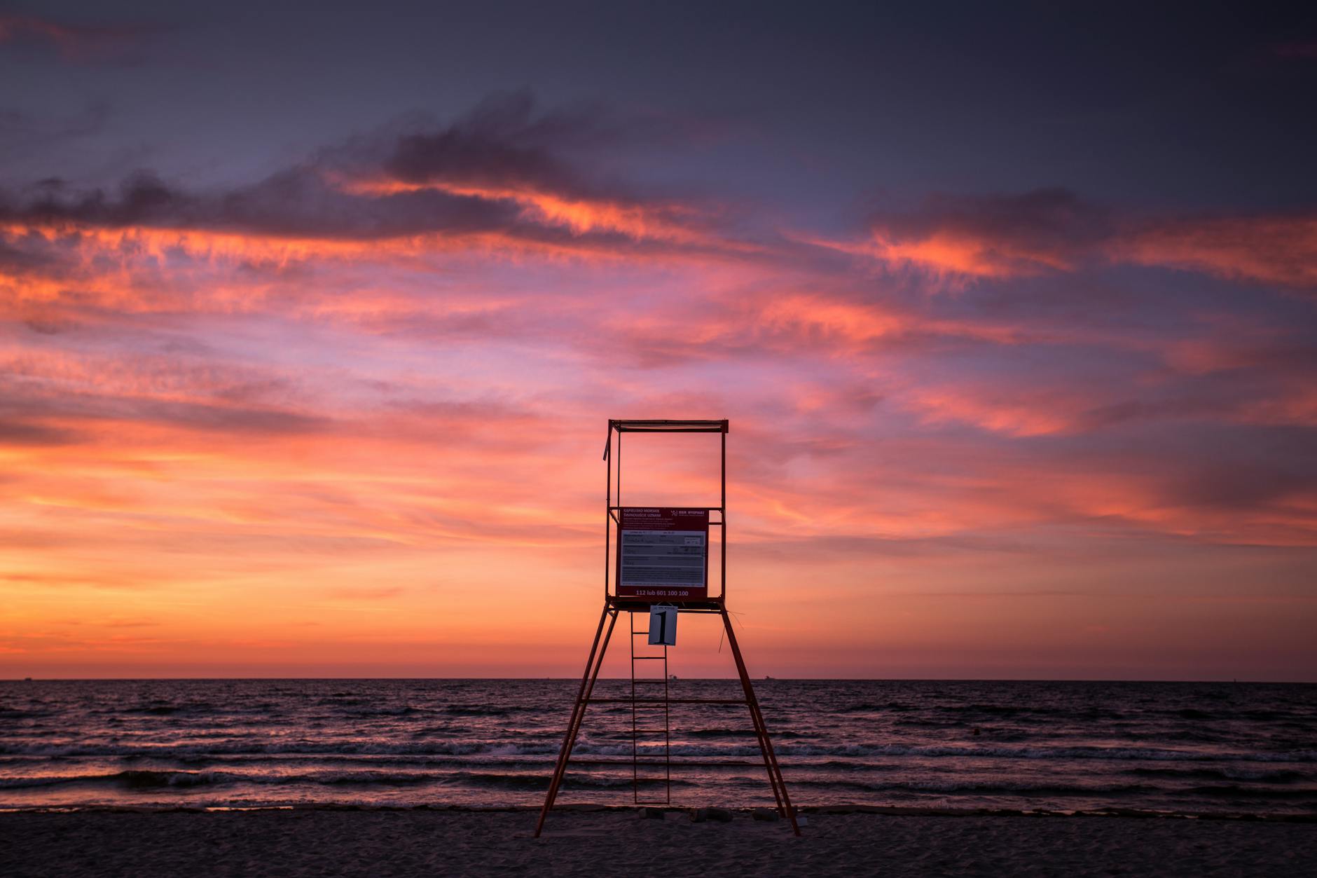 Krajobraz morski Świnoujścia z zielonymi terenami, symbolizujący troskę o środowisko.