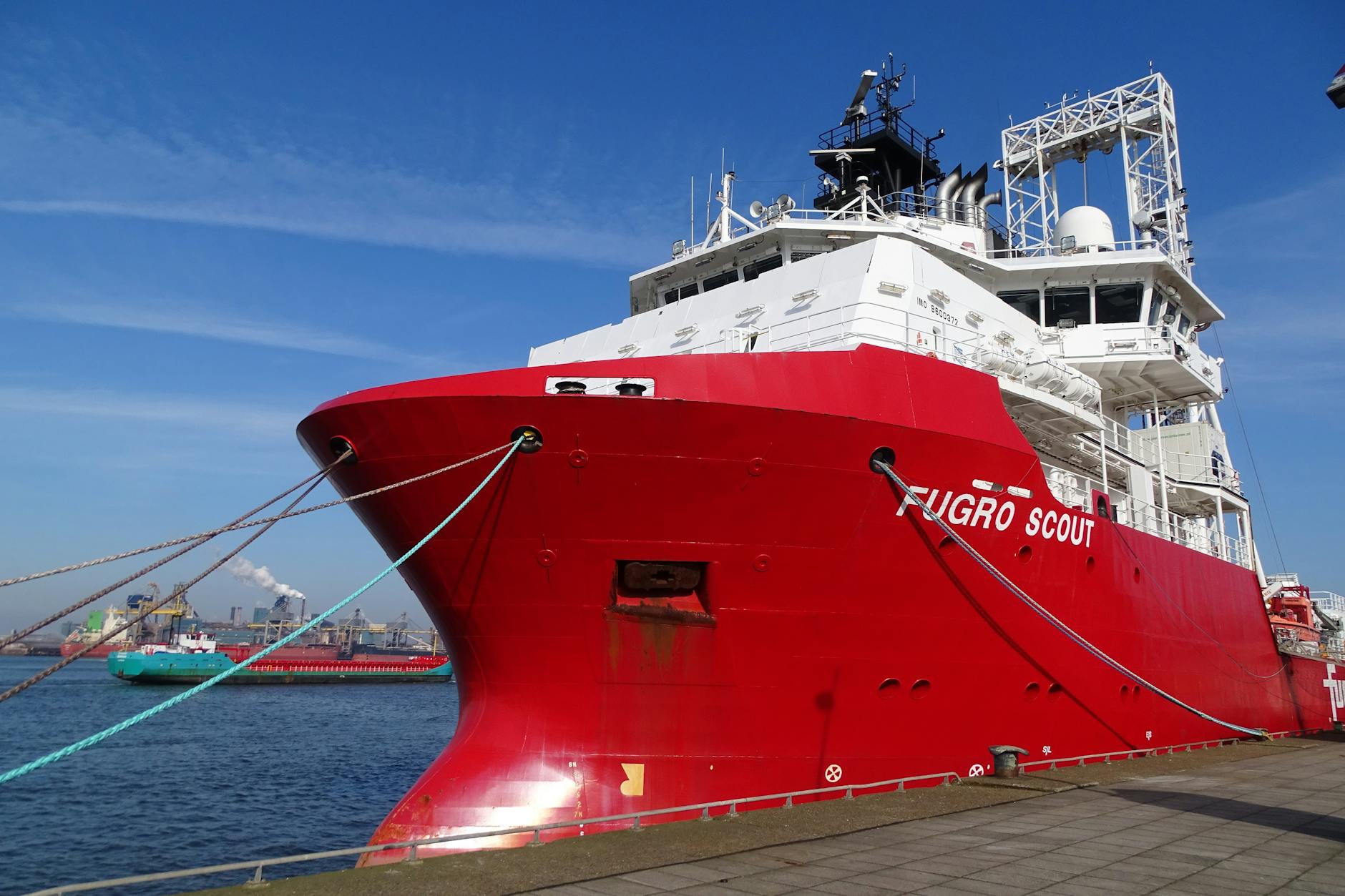 Nowoczesne dźwigi portowe i statek typu jack-up w Świnoujście Offshore Terminal, kluczowe dla rozwoju morskiej energetyki wiatrowej.